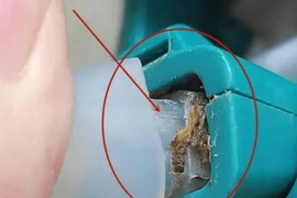 Giật mình loại bình bẩn hơn giẻ lau, trẻ không biết vô tư uống