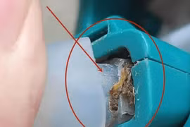 Giật mình loại bình bẩn hơn giẻ lau, trẻ không biết vô tư uống