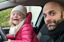 Nhận nuôi trẻ bị down, bố đơn thân dệt nên câu chuyện cổ tích