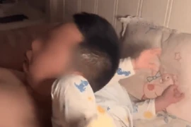 Nửa đêm tỉnh dậy không thấy con, mẹ tái mặt nhìn cảnh trước mắt