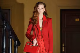 “Cô gái tàn nhang” 23 tuổi “càn quét” show thời trang lừng lẫy