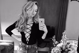 Mặc áo đan dây, cô gái khoe vòng 1 “thiêu đốt” ánh nhìn