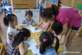 Mặc trang phục này, trẻ khó vận động, rất dễ gặp sự cố