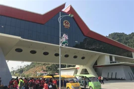 Siết chặt cấp giấy phép liên vận xe du lịch qua biên giới