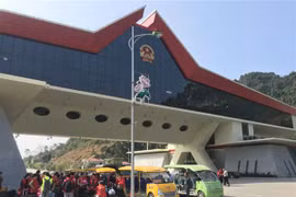 Siết chặt cấp giấy phép liên vận xe du lịch qua biên giới