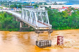 Chi phí đề trục vớt cầu Phong Châu và phương tiện gặp nạn?