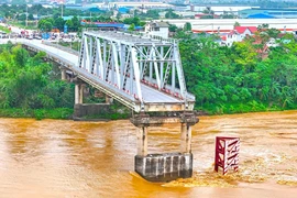 Chi phí đề trục vớt cầu Phong Châu và phương tiện gặp nạn?