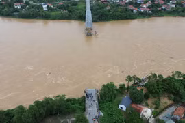 Sập cầu Phong Châu: Dùng camera bay tìm người