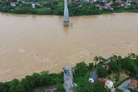 Sập cầu Phong Châu: Dùng camera bay tìm người