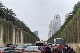 Mưa gió lạnh khiến giao thông Hà Nội ùn ứ giờ cao điểm