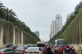Mưa gió lạnh khiến giao thông Hà Nội ùn ứ giờ cao điểm