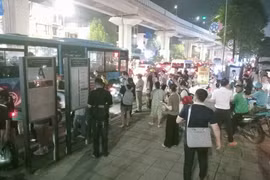 Hoảng hồn tàu đường sắt Cát Linh - Hà Đông đang chạy đột ngột dừng