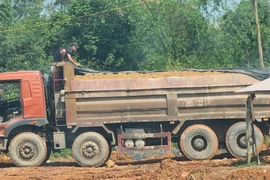 Chặn đứng xe quá tải từ mỏ đất phục vụ vành đai 4