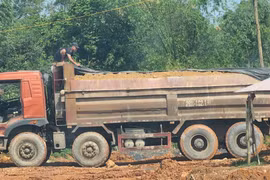 Chặn đứng xe quá tải từ mỏ đất phục vụ vành đai 4