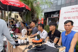 Quảng Ninh: Mất điện, người dân rủ nhau đi sạc điện thoại