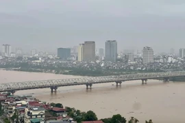 Cấm nhiều loại xe qua cầu Chương Dương, người dân Hà Nội chạy lụt nửa đêm