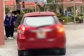 Vụ học sinh đứng chào xe giáo viên khi trời lạnh, Sở GD&ĐT nói gì?