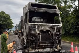 Xe tải bốc cháy trơ khung ở Hoà Bình