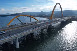 Chiêm ngưỡng cây cầu 1.700 tỷ nối đôi bờ vịnh Cửa Lục Quảng Ninh