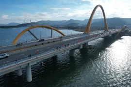 Chiêm ngưỡng cây cầu 1.700 tỷ nối đôi bờ vịnh Cửa Lục Quảng Ninh