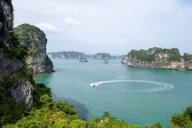 Kéo dài thời gian thăm vịnh Hạ Long