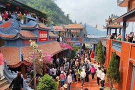 Nô nức chiêm bái đền Chúa Thác Bờ, du xuân hồ sông Đà