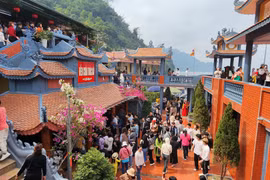 Nô nức chiêm bái đền Chúa Thác Bờ, du xuân hồ sông Đà