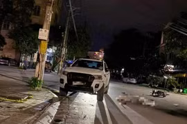 Xe ô tô bán tải va chạm xe máy khiến 3 người thương vong