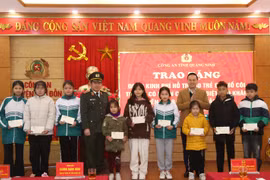 Thiếu tướng Đinh Văn Nơi tặng quà Tết cho trẻ em mô côi