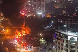 Hà Nội: Lán trại để lốp ô tô cũ bốc cháy dữ dội trong đêm