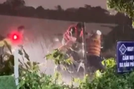 Giải cứu 3 người mắc kẹt ở bãi giữa sông Hồng