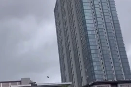 Quảng Ninh: Cửa kính toà cao ốc bay tả tơi vì siêu bão