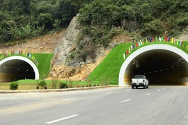 Tạm đóng hầm xuyên núi đường bao biển Hạ Long - Cẩm Phả