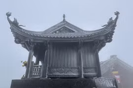 Chùa Đồng Yên Tử huyền ảo trong cảnh băng tuyết phủ kín