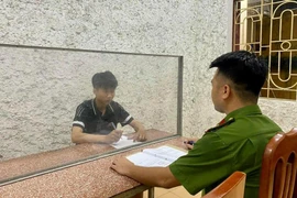 Lĩnh án 6 tháng tù vì bỏ chạy, đâm xe vào công an