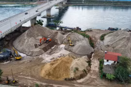 Chân cầu Hòa Bình 2 “ngạt thở” bởi các bãi tập kết VLXD