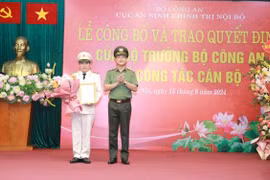 Trao quyết định điều động Thiếu tướng Đinh Văn Nơi