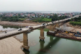 Rùng mình đi qua cầu Trung Hà nối Hà Nội - Phú Thọ