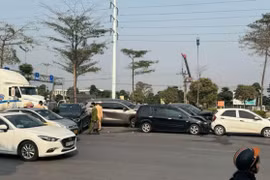 Xe container đâm liên hoàn 6 xe ô tô ở Hà Nội