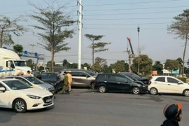 Xe container đâm liên hoàn 6 xe ô tô ở Hà Nội