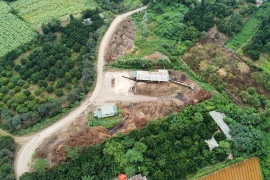 Hoà Bình: Xưởng chế biến dăm gỗ trái phép “thi gan” cùng chính quyền