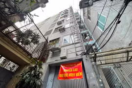 Khoanh vùng nguy hiểm, di dời người dân ở chung cư mini