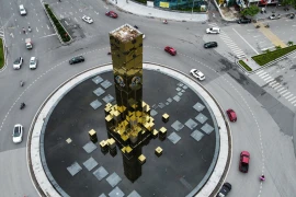 Quảng Ninh: Cột đồng hồ 35 tỷ chỉ còn là…bùng binh?