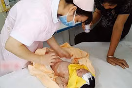 Em bé sống sót sau 8 ngày bị cha mẹ chôn sống