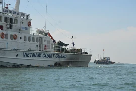 Cảnh sát biển Việt Nam cứu 8 ngư dân gặp nạn