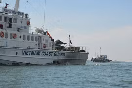 Cảnh sát biển Việt Nam cứu 8 ngư dân gặp nạn