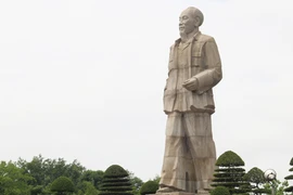 Chuyện tượng đài và sự vĩ đại của Bác Hồ trong lòng dân