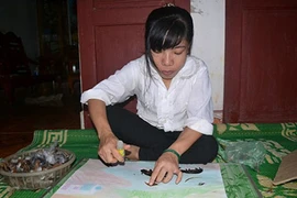 Cô gái khuyết tật sáng tác tranh độc đáo bằng lông gà