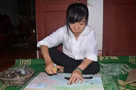 Cô gái khuyết tật sáng tác tranh độc đáo bằng lông gà