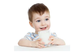 Bí quyết giúp bé mê uống sữa